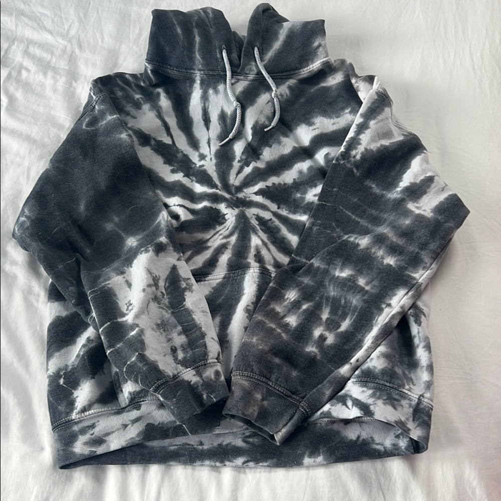 Cool tie dye hoodie 🖤🤍
